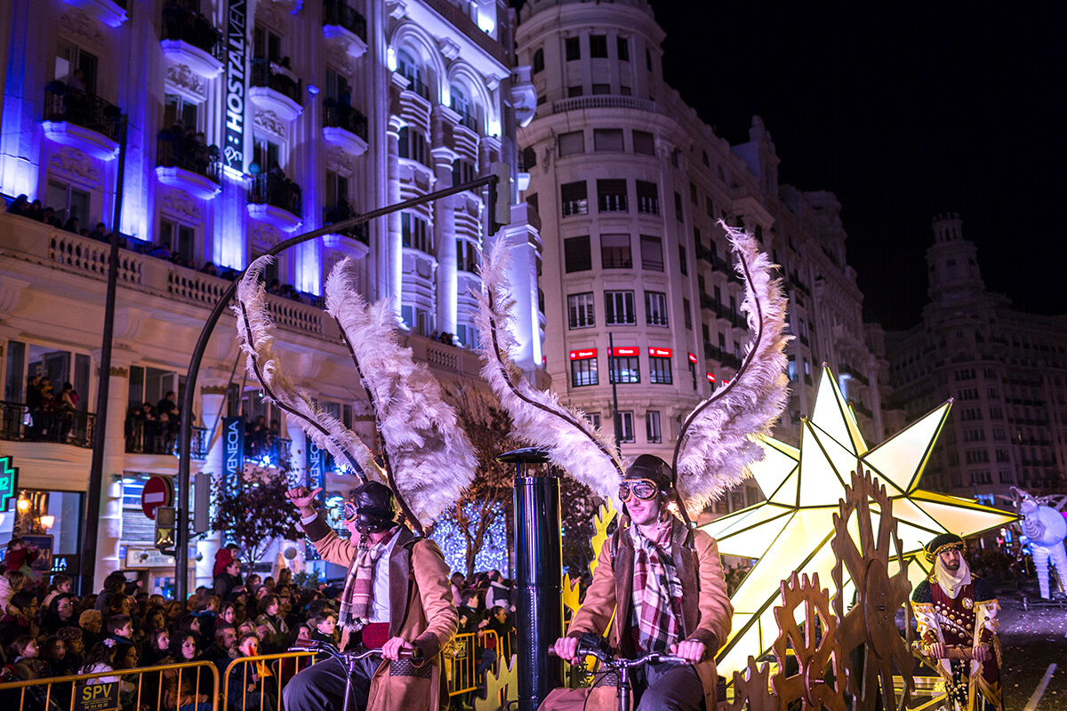 Estrella de Navidad pasando por la plaza del Ayuntamiento de Valencia